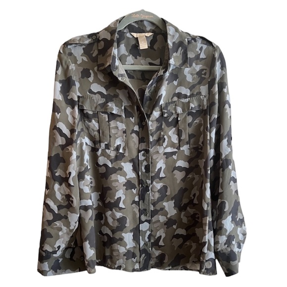 Banana Republic Tops - Banana Republic Womens Button Down‎ Blouse Size M Camouflage Roll Tab Sleeves